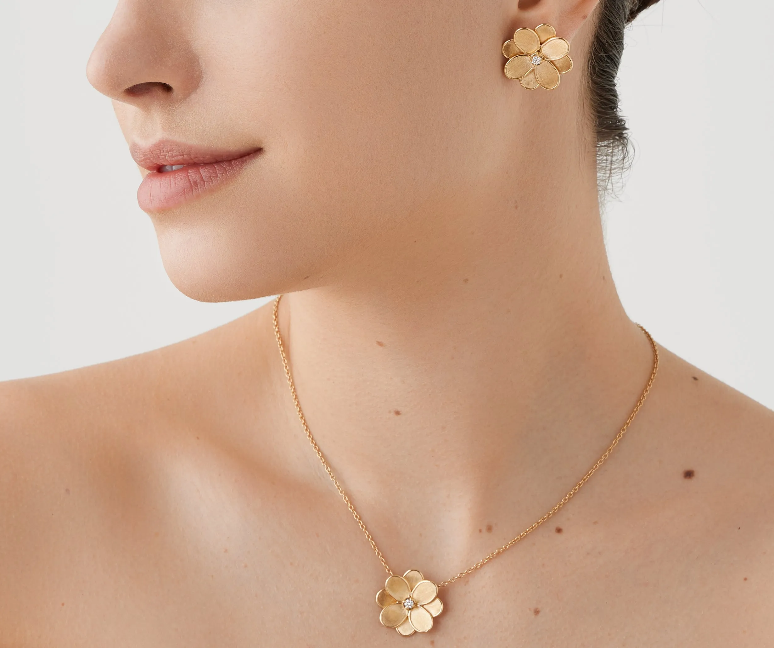 18K Yellow Gold Flower Stud Earrings with Diamonds