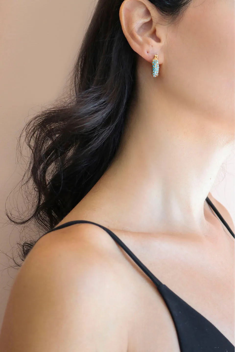 MINI WAVE HOOP EARRINGS WITH TURQUOISE STONES