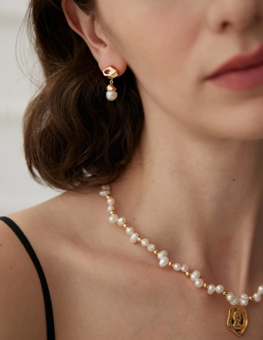 Natural Pearl Queen Engraved Pendants Necklaces