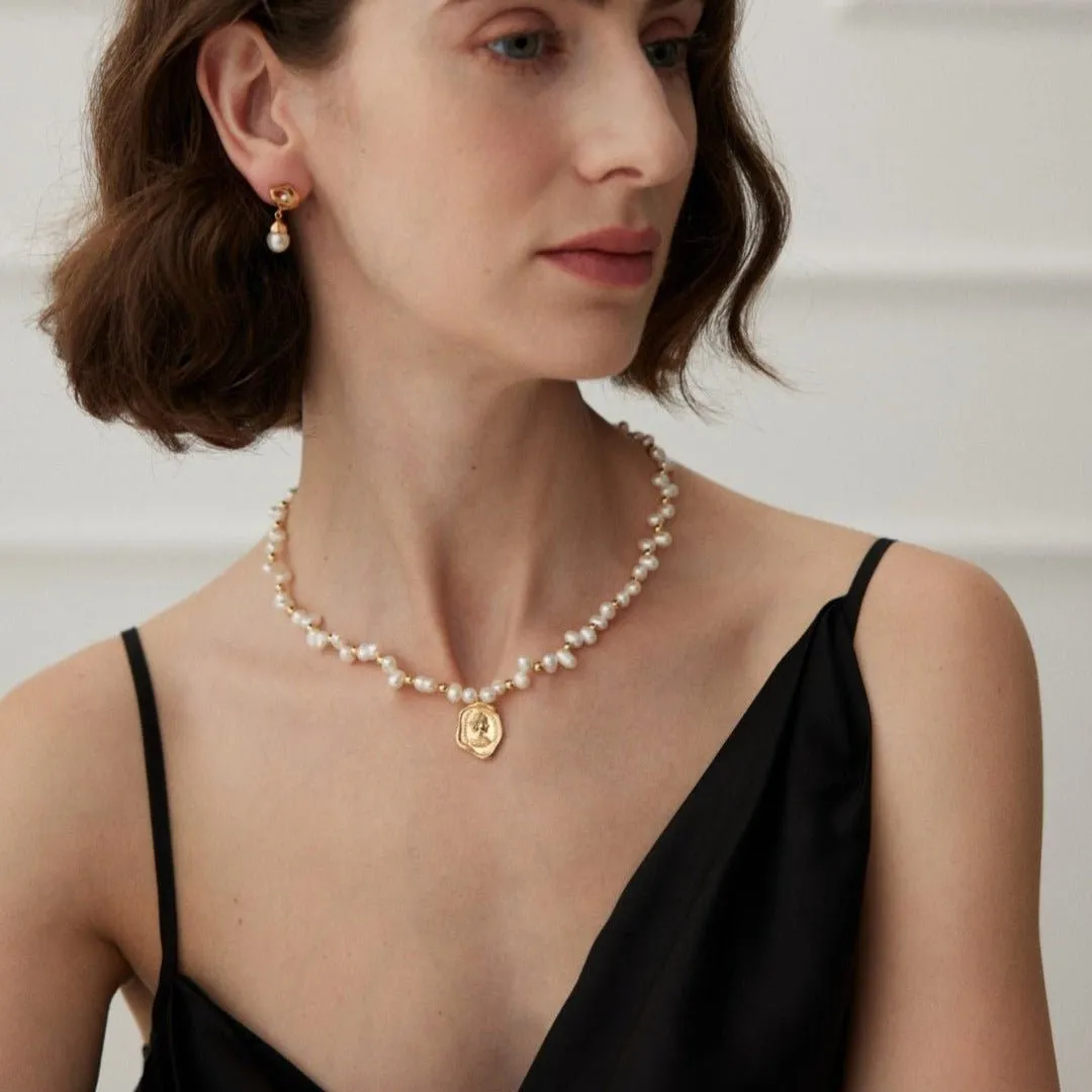 Natural Pearl Queen Engraved Pendants Necklaces