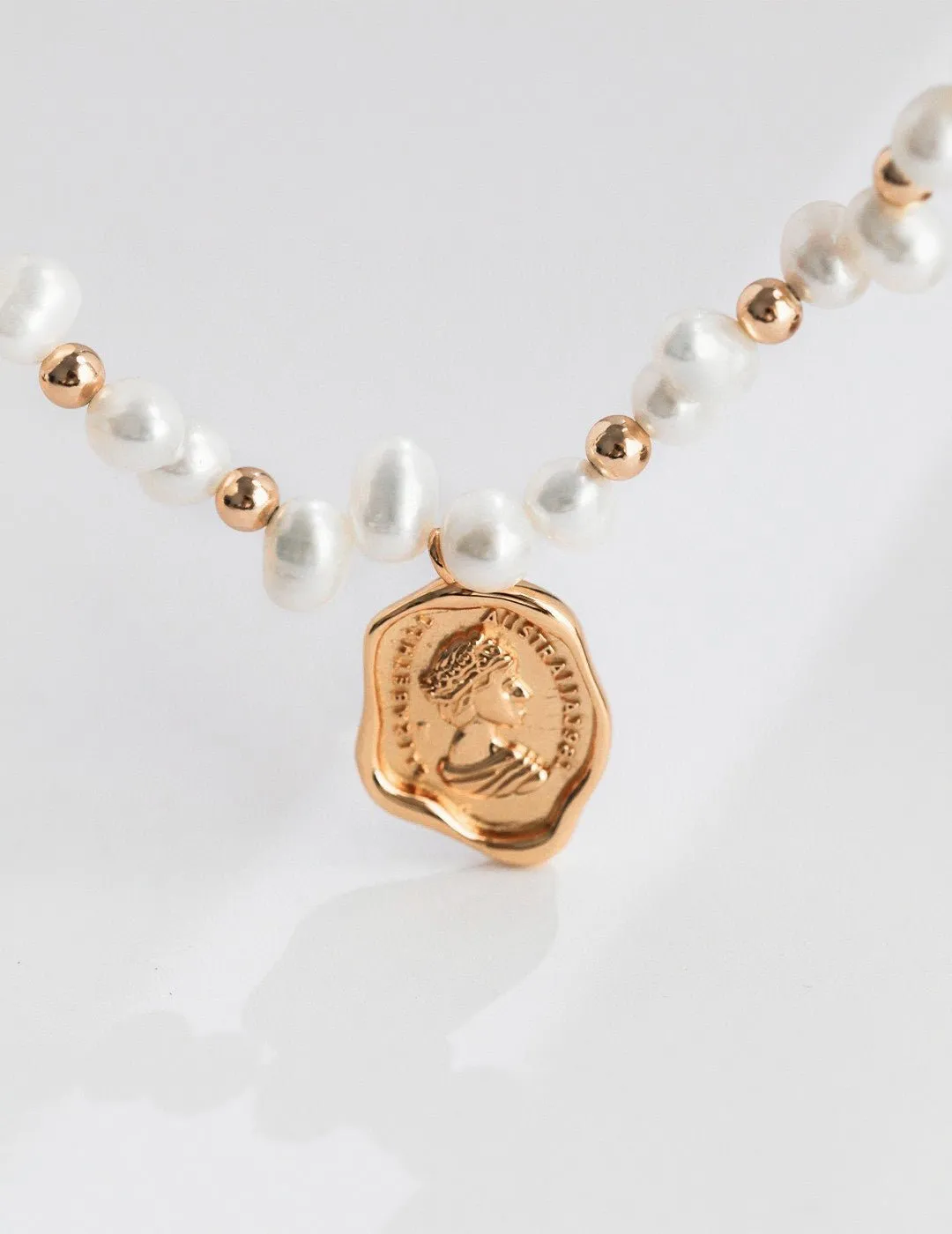 Natural Pearl Queen Engraved Pendants Necklaces