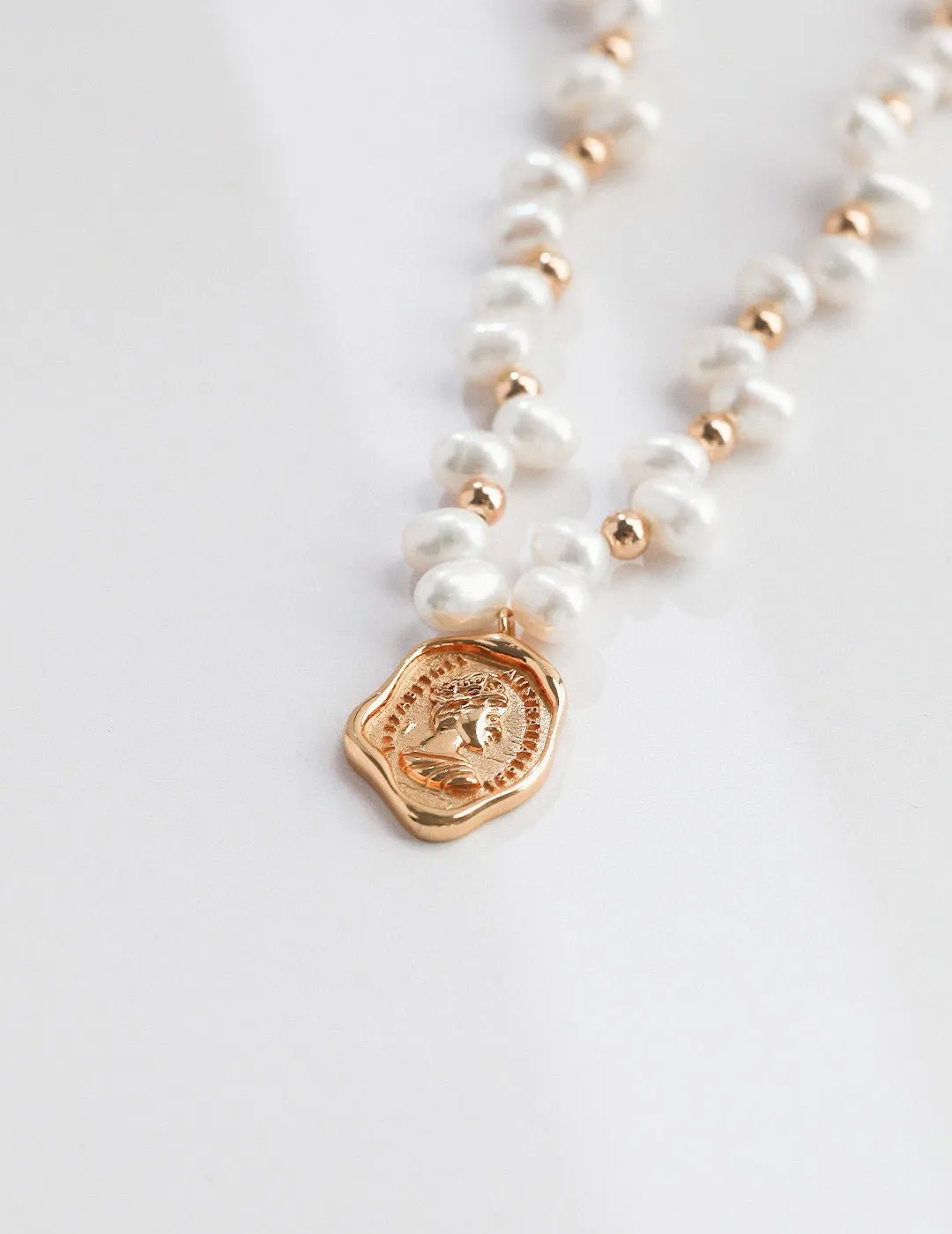 Natural Pearl Queen Engraved Pendants Necklaces