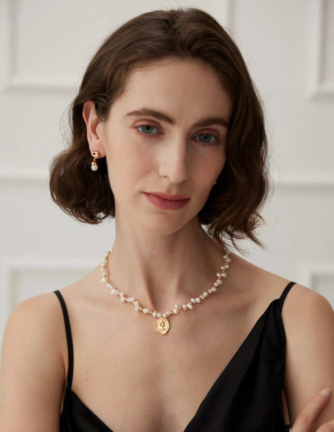 Natural Pearl Queen Engraved Pendants Necklaces