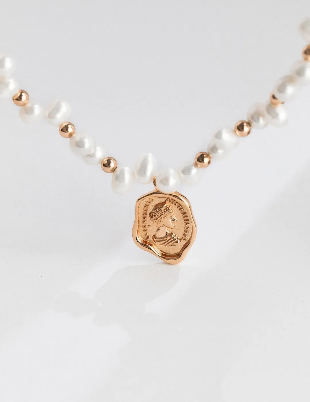 Natural Pearl Queen Engraved Pendants Necklaces