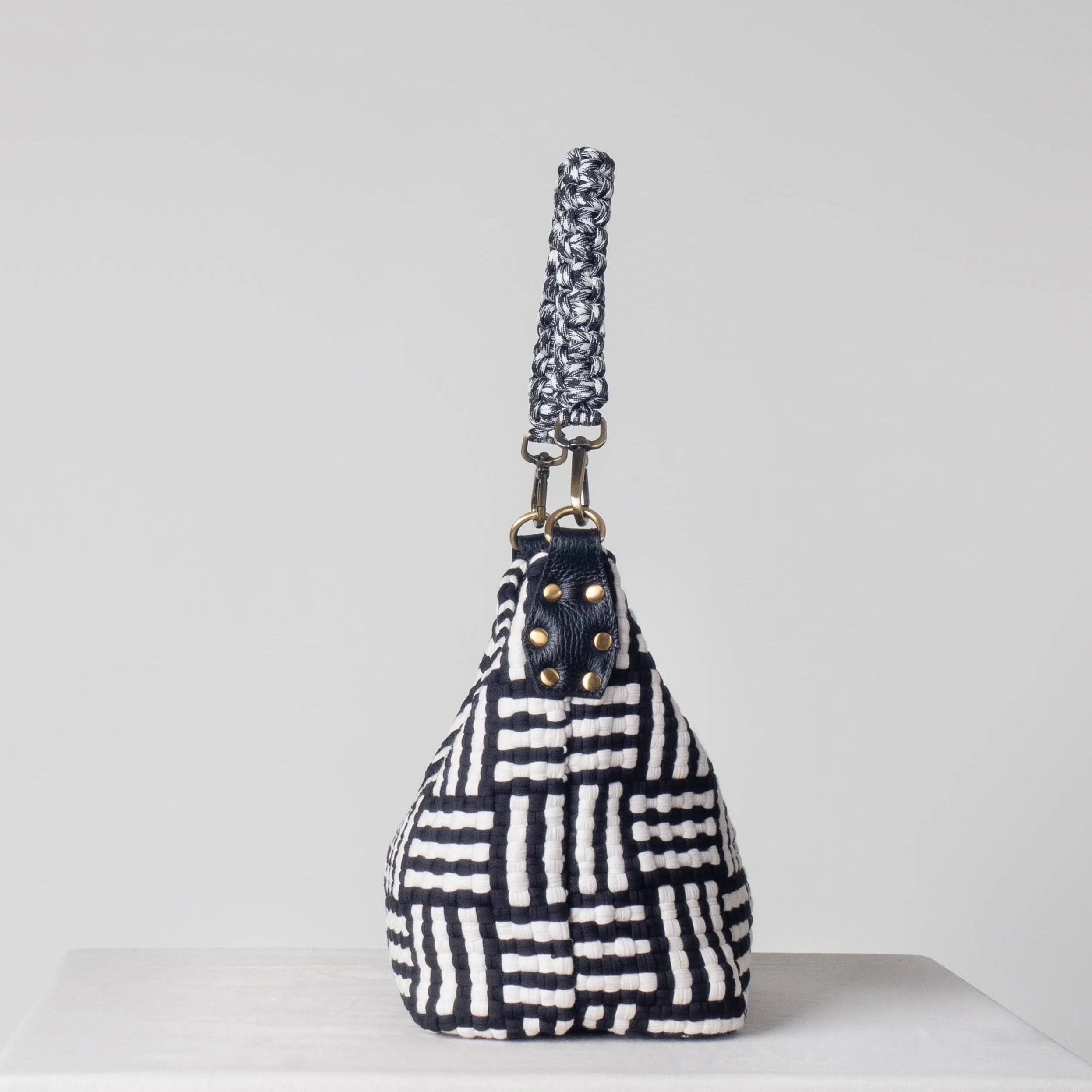 [Ready Today] Buslo Snap Mat Pattern Black & Beige