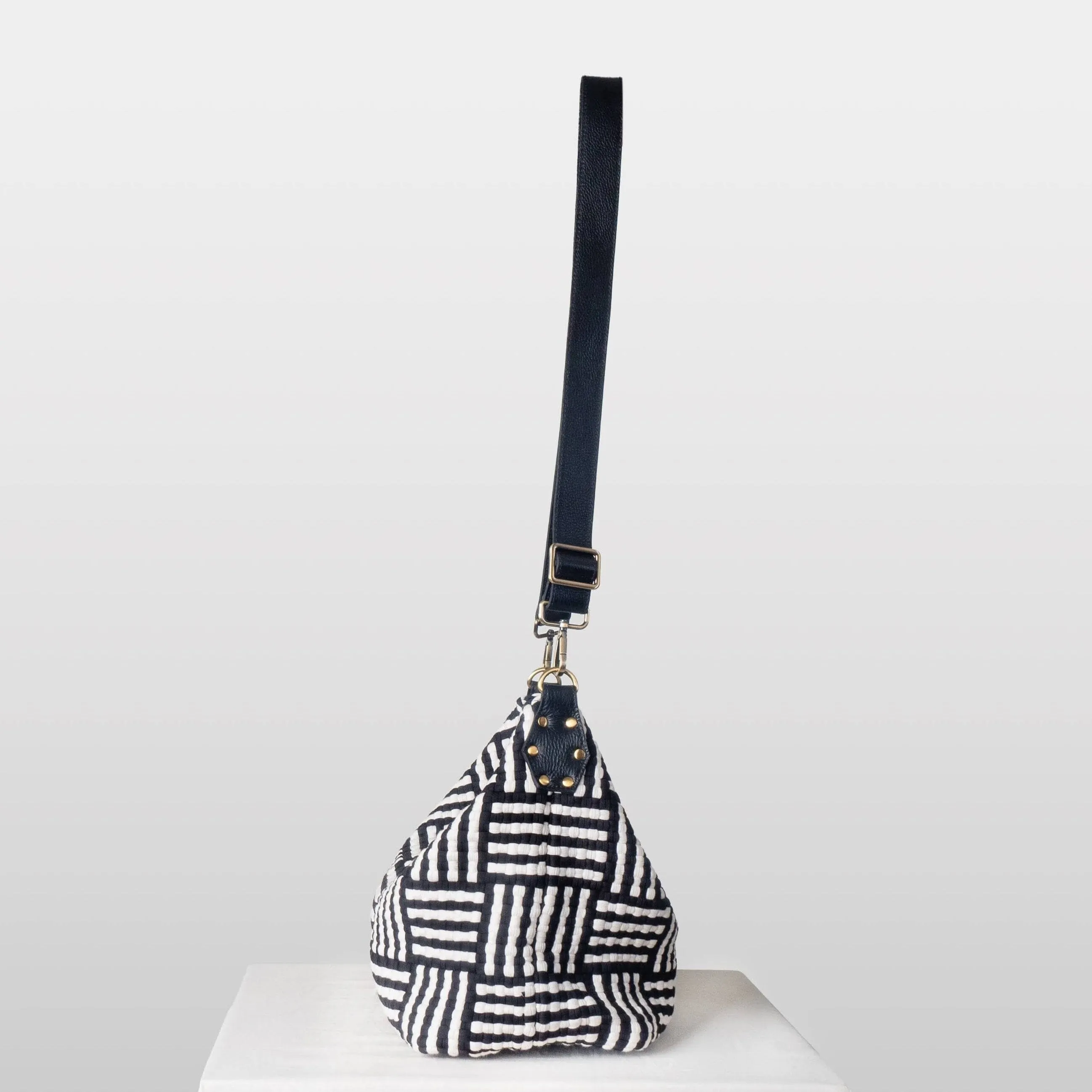[Ready Today] Buslo Snap Mat Pattern Black & Beige