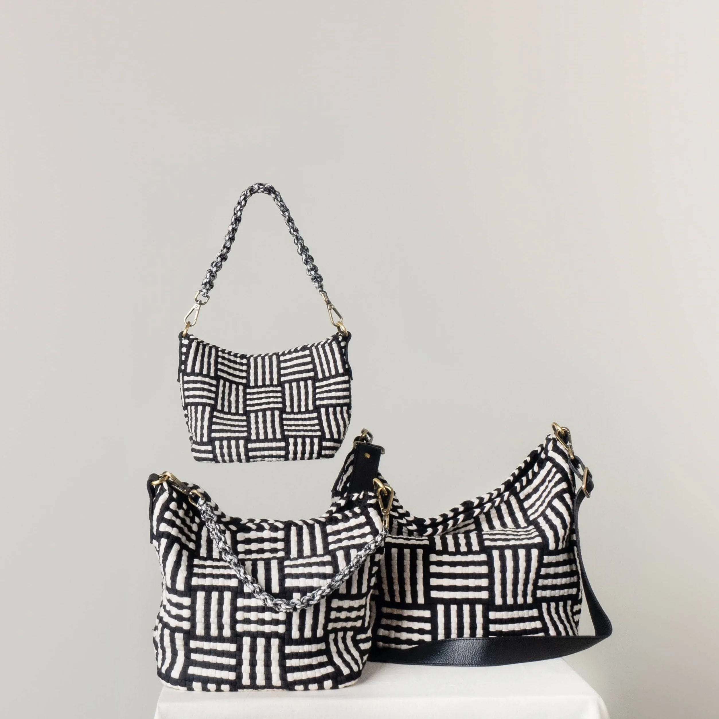 [Ready Today] Buslo Snap Mat Pattern Black & Beige