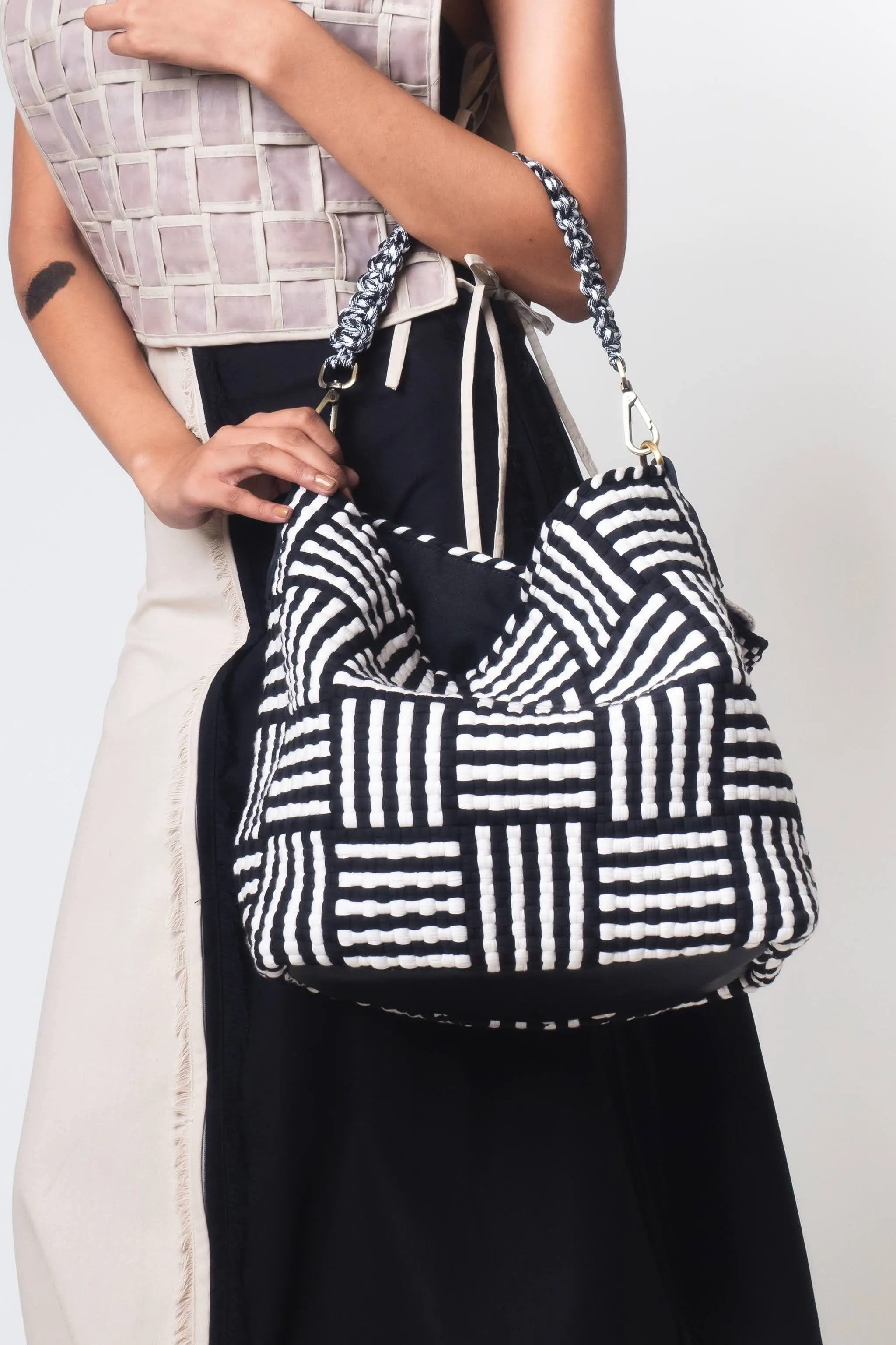 [Ready Today] Buslo Snap Mat Pattern Black & Beige